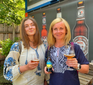Daria und Natalia bei der Brauerei Lemke in Berlin